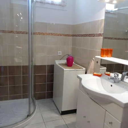 Apartment Climatise Au Centre Du Lavandou, 3 Avec Balcon, Proche Commodites - Fr-1-308-157 *